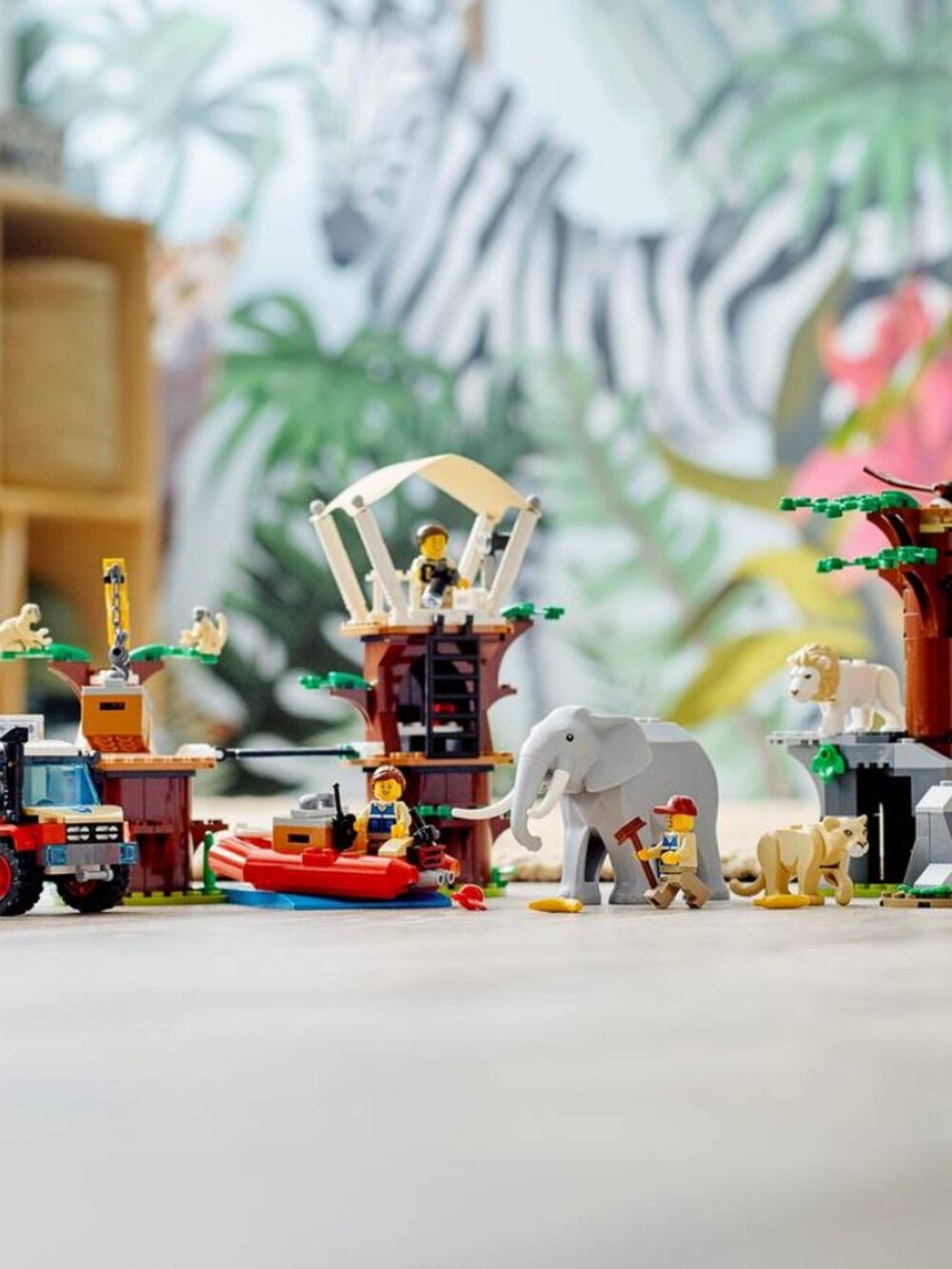 LEGO Wildlife Rescue Camp with over 500 pieces and box, 60307 - Picture 2 of 13